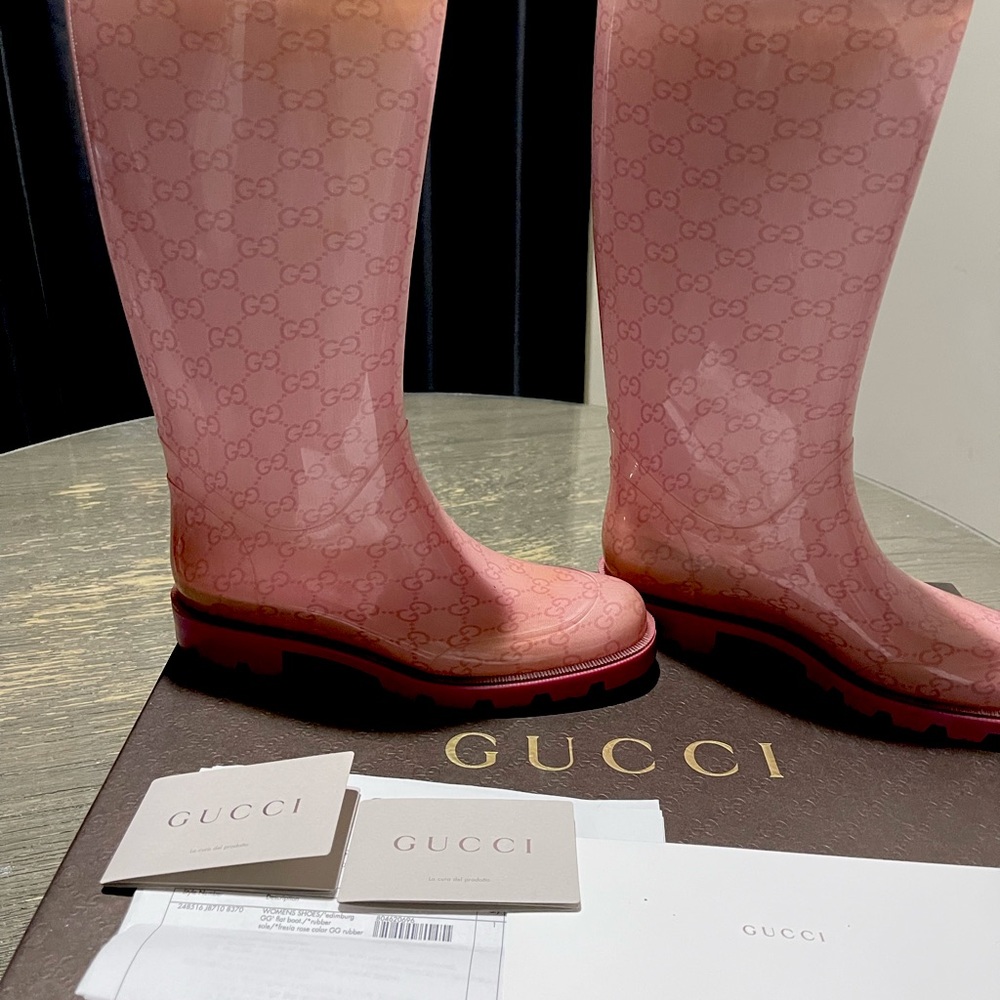Gucci rain boots calf height with the double Gucci symbol